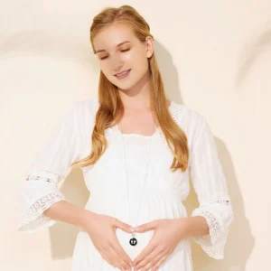 collier bola pendentif boule avec petits pieds colorés