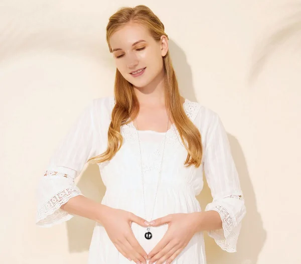 collier bola pendentif boule avec petits pieds colorés