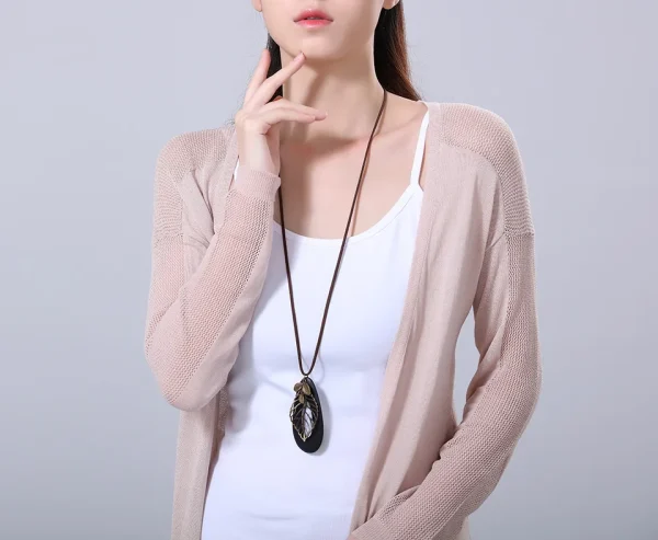 Collier Long Motif Feuille en bois