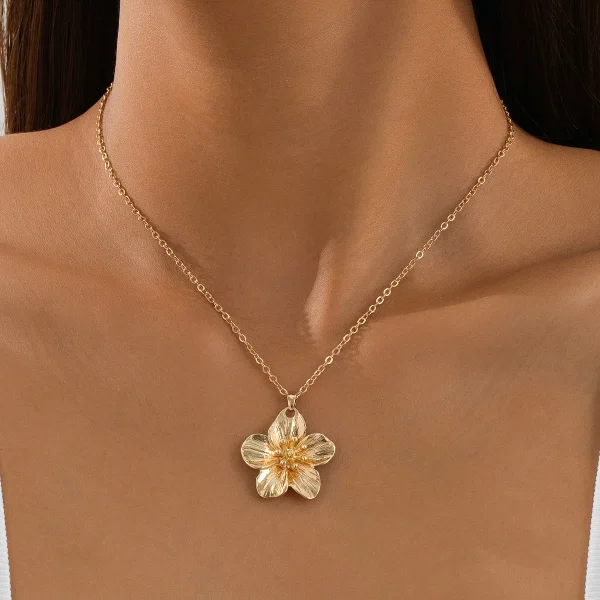 Collier doré avec pendentif Lys