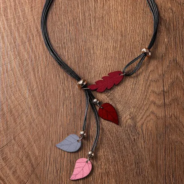 collier motif feuille rouge et rose
