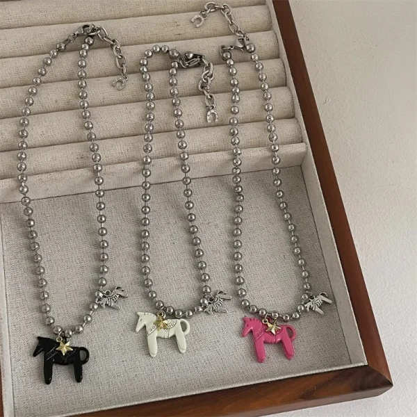 collier double pendentif cheval