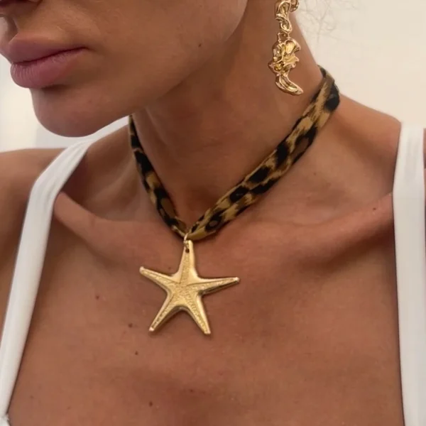 collier pendentif à gros motif doré
