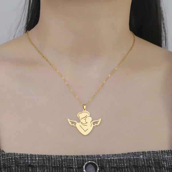 collier pendentif motifs ailes doré