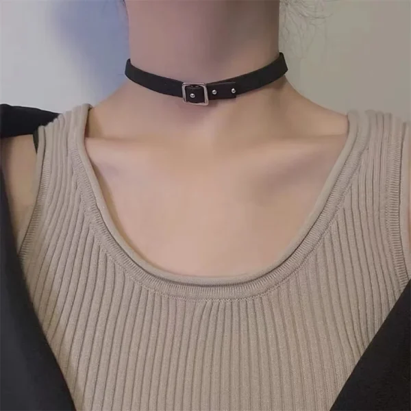 collier fin ras de cou en cuir