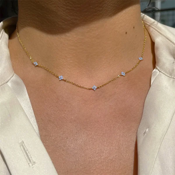 collier à motif mini-fleurs